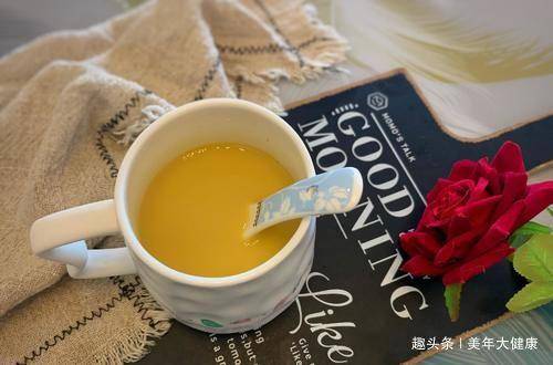 女人要多喝它，坚持每天喝一杯，皮肤白里透红，人越来越美