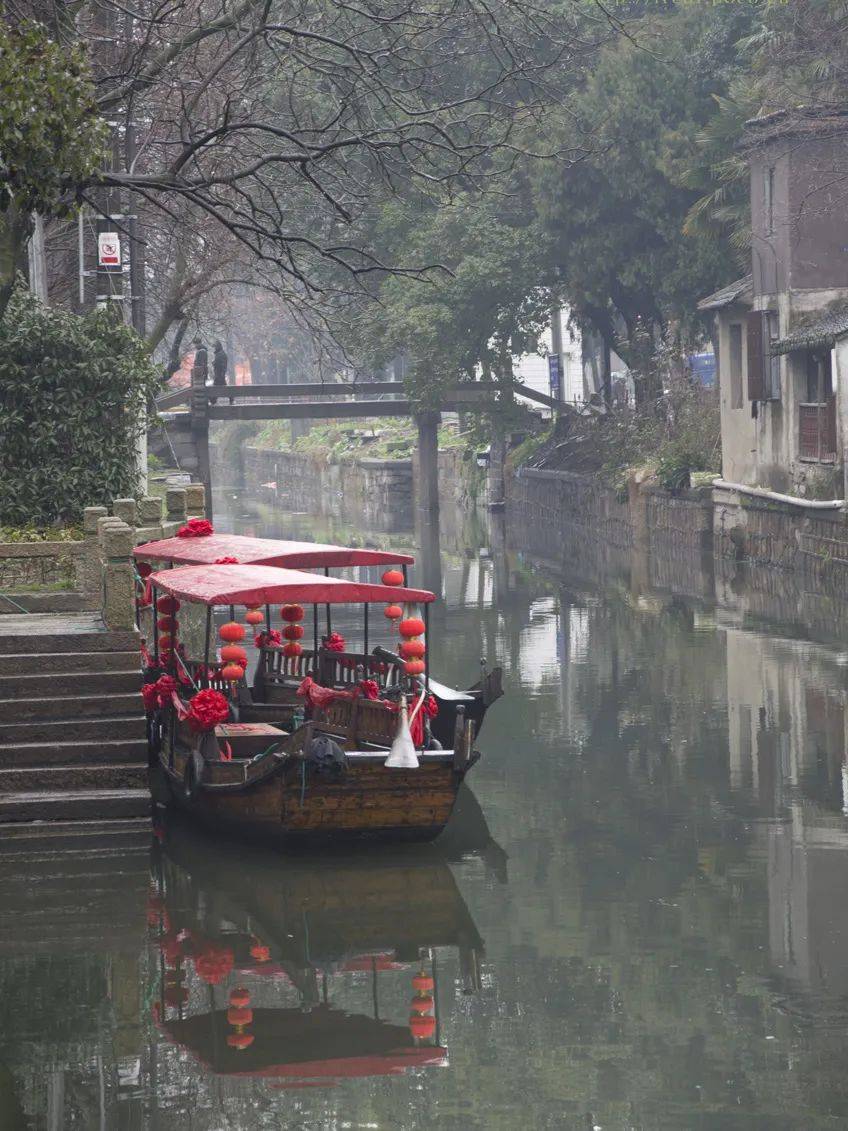 乘船慢遊水鄉，感受爛漫春色