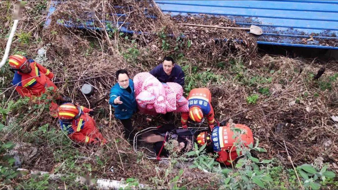 陝西一90歲老人獨自步行山路，不慎滾下山坡......