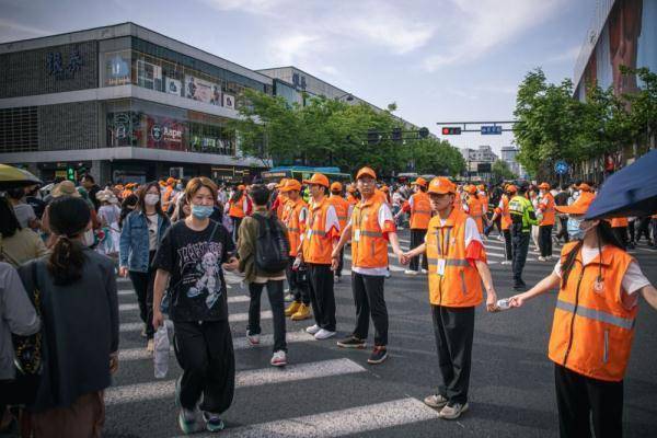 “五一”假期裡的“西湖24小時”