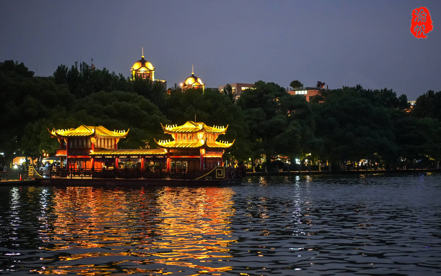 夜遊西湖斷橋，燈光幽暗卻遊客如潮，比很多景區的節假日還多