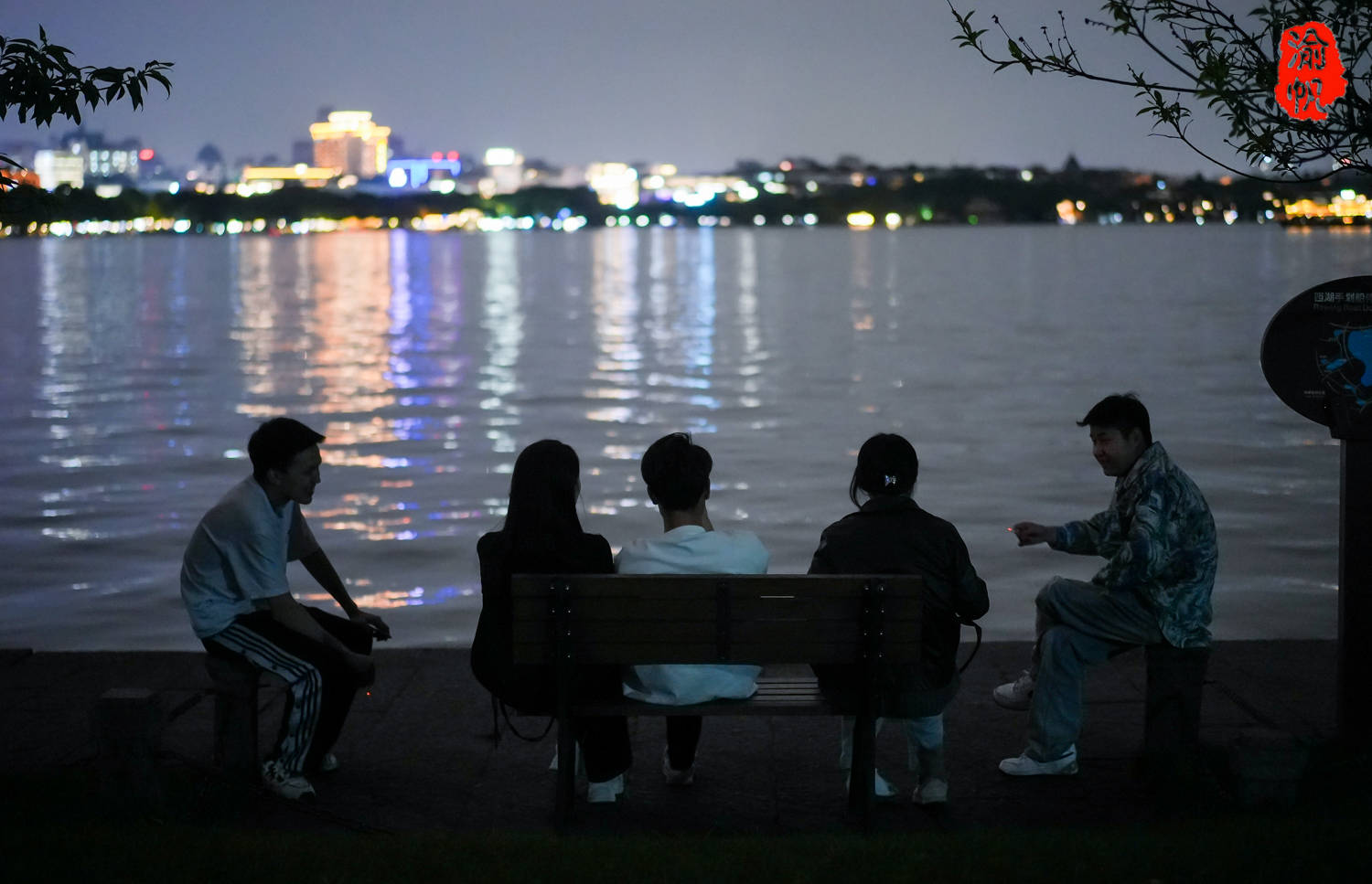 夜遊西湖斷橋，燈光幽暗卻遊客如潮，比很多景區的節假日還多