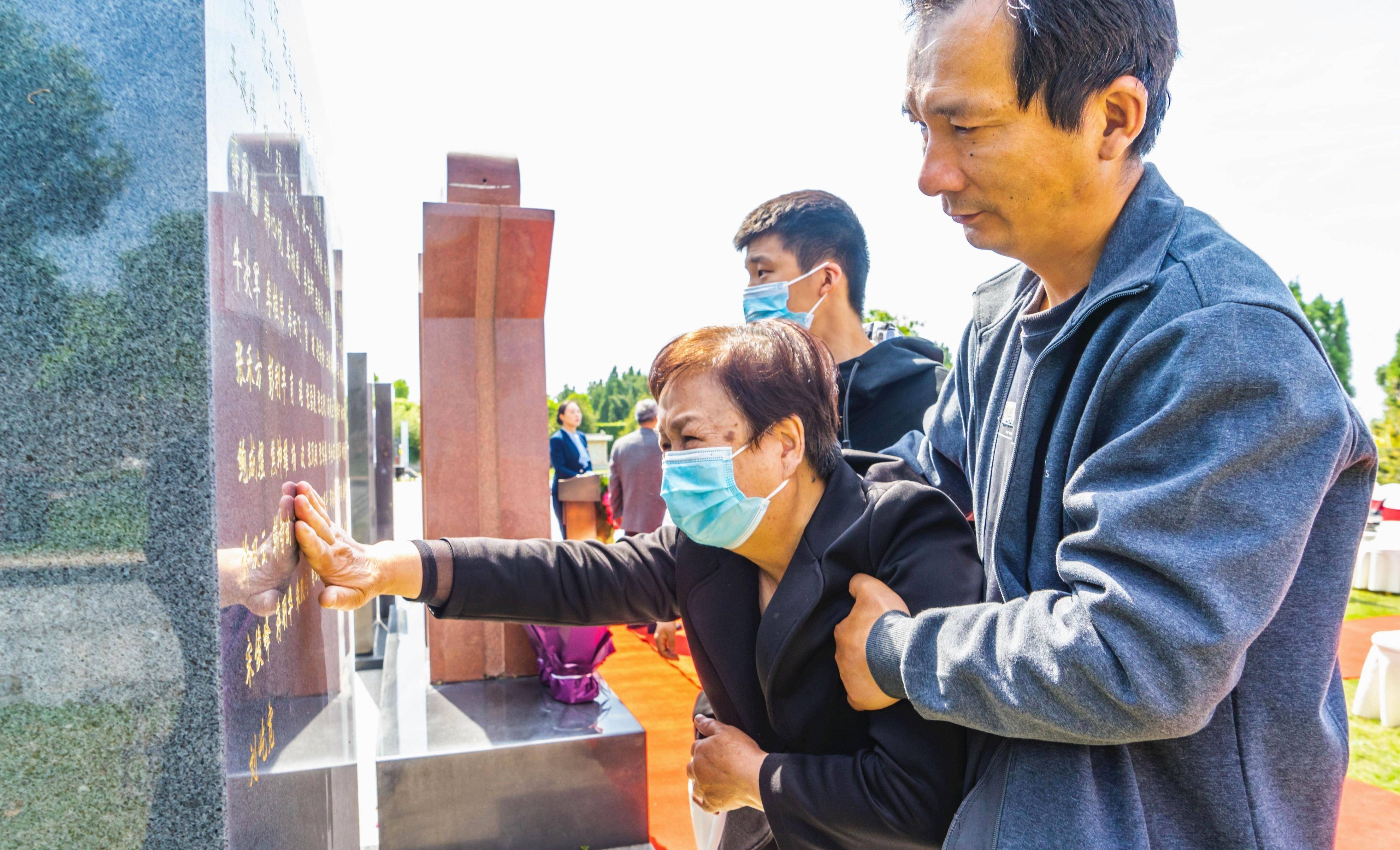 丈夫捐獻遺體，妻子為寄托哀思将照片每天随身攜帶：他的離開是我永遠的痛