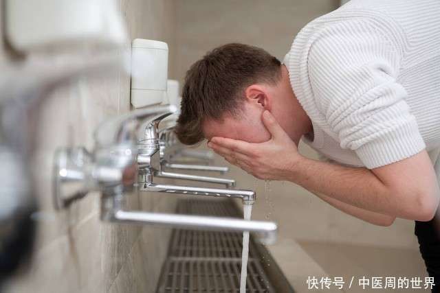 醫生提醒：過了65歲的人，甯願一周不洗澡，也不要随便做這4事