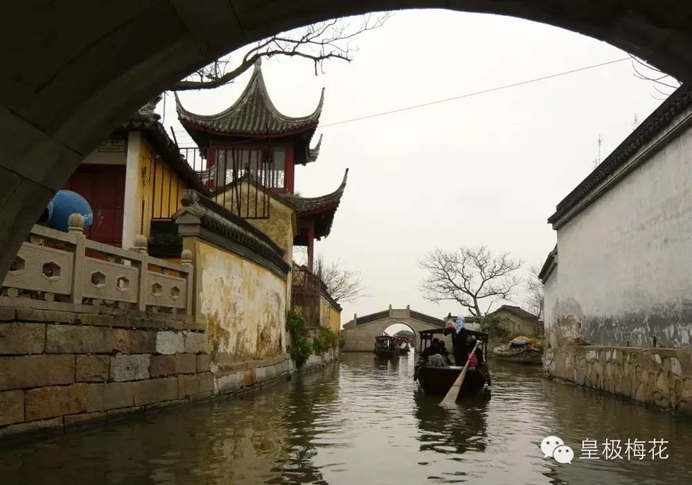 【萬物類象】坎卦：水浸碧天風皺浪，菱花荇蔓随雙槳。